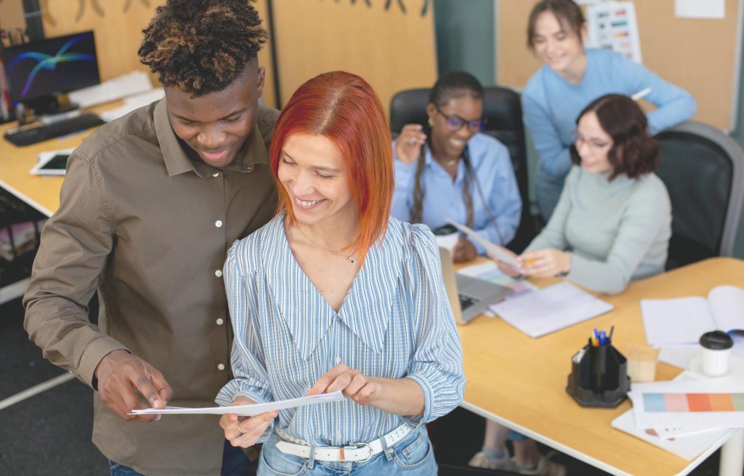 Mesa de trabajo con materiales educativos financieros