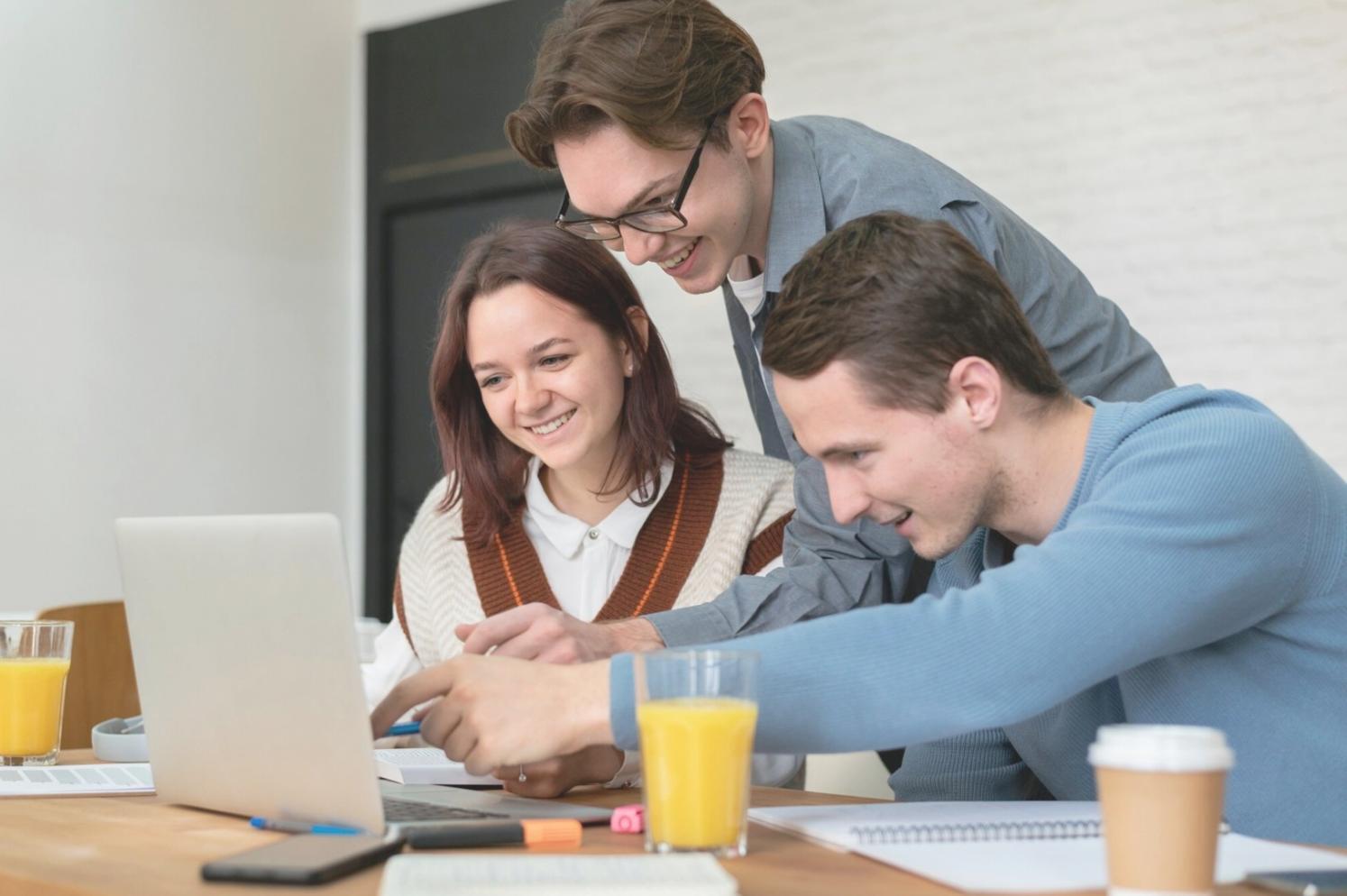 Gráficos financieros y análisis de datos en pantalla de computadora