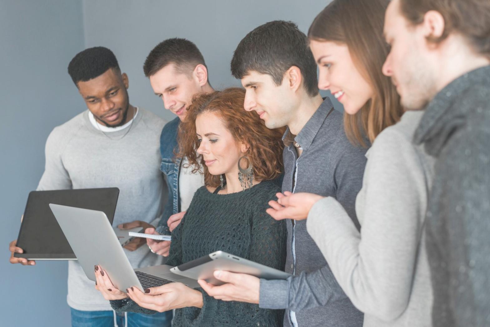Estudiante trabajando con herramientas financieras prácticas